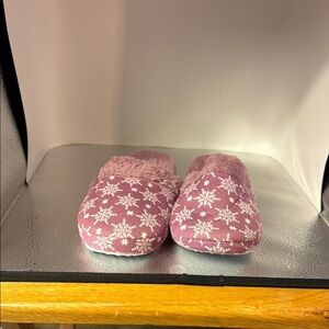 Purple Snowflake Slippers women’s 7 to 8 new without tags​
